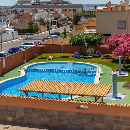 Sunny 3-bedroom House With Pool And Rooftop Terrace *