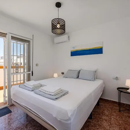 Sunny 3-bedroom House With Pool And Rooftop Terrace