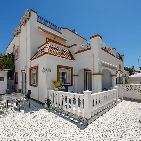 Sunny 3-bedroom House With Pool And Rooftop Terrace * Torrevieja