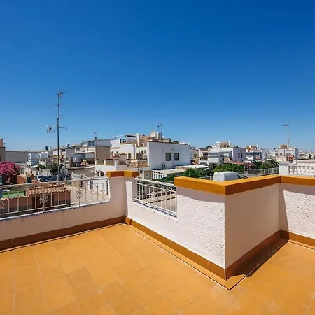 Sunny 3-bedroom House With Pool And Rooftop Terrace Torrevieja