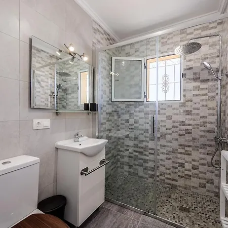 Sunny 3-bedroom House With Pool And Rooftop Terrace *