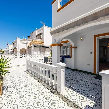 Sunny 3-bedroom House With Pool And Rooftop Terrace * Torrevieja